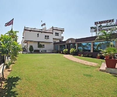 https://imgcld.yatra.com/ytimages/image/upload/t_hotel_yatra_city_desktop/v1433485885/Domestic Hotels/Hotels_Jaipur/Hotel Classic 7 And Restaurant/Overview.jpg